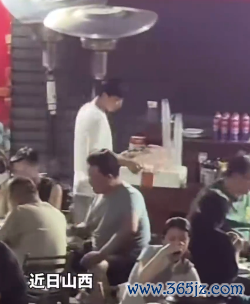 没去约聚，没问手机，更没提旅游！男孩高考后夜市打工到凌晨两点